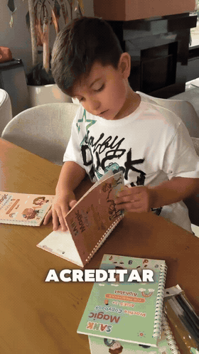 Caderno Magico - crianca usando.gif