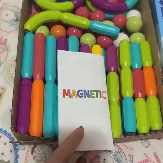 Caixa aberta mostrando as 103 peças e o manual ilustrado