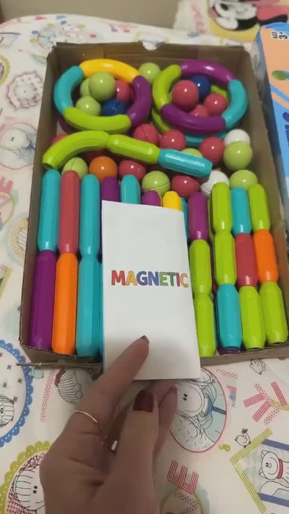 Caixa aberta mostrando as 103 peças e o manual ilustrado